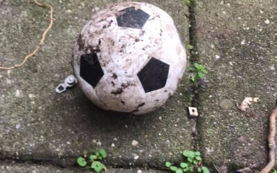 De voetbal in mijn tuin – herinneringen uit een verleden