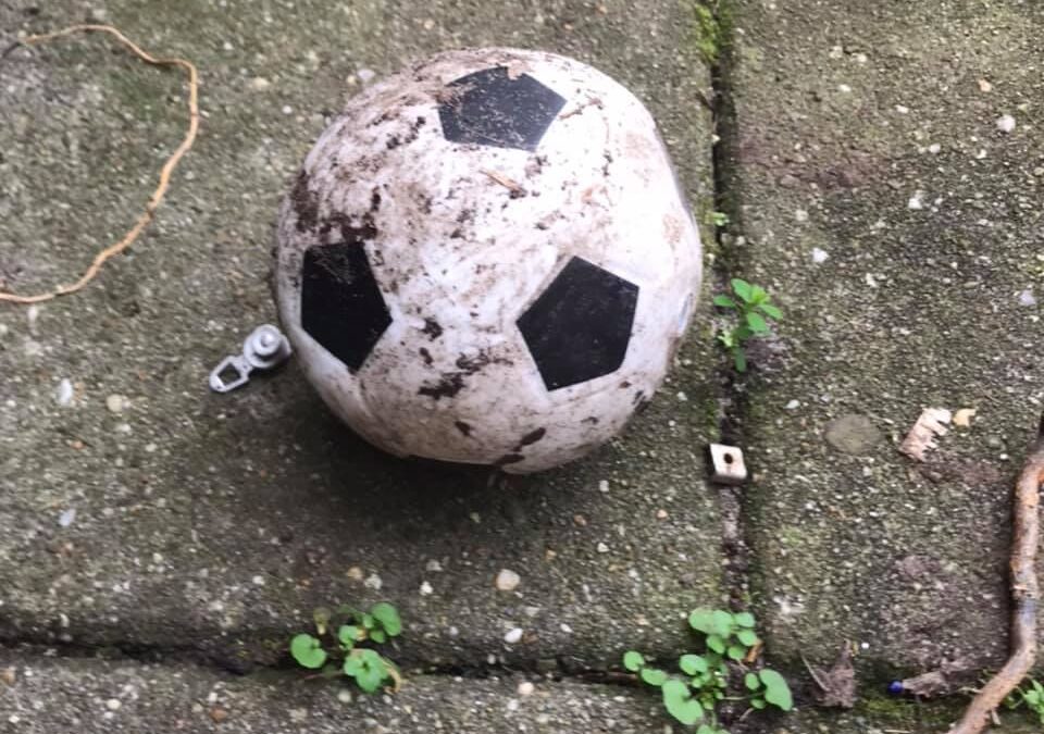 De voetbal in mijn tuin – herinneringen uit een verleden