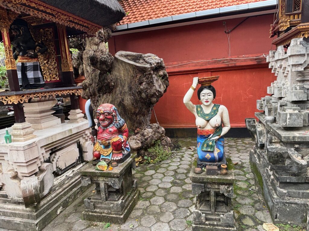 Hindoeïsme. Kala Bohma die oerkracht vertegenwoordigt en Dewi Sri die overvloed en voeding representeert.jpeg